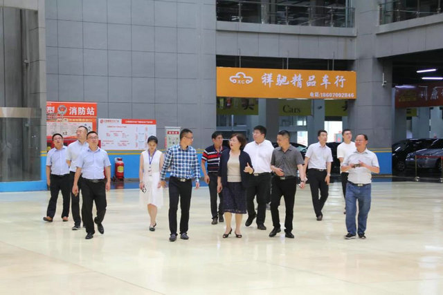 縣委書記王向紅帶隊赴江西國際汽車廣場參觀考察5.jpg
