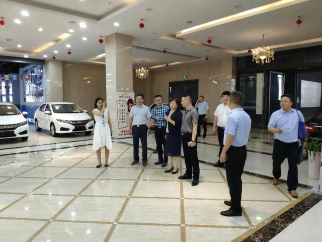 縣委書記王向紅帶隊赴江西國際汽車廣場參觀考察2.jpg